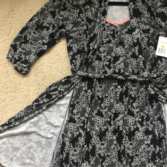 Nightie and robe sleepwear set - Picture 3 of 7